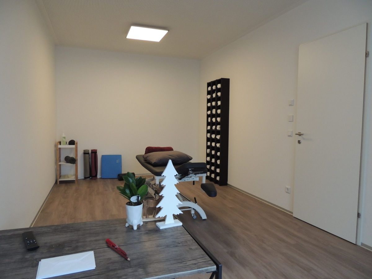 Behandlungsraum mit Sprossenwand